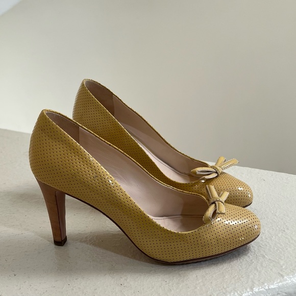 - Prada Beige Patent Leather Yellow Bow‎ Heels Pumps Shoes . Size 6 - Picture 1 of 6